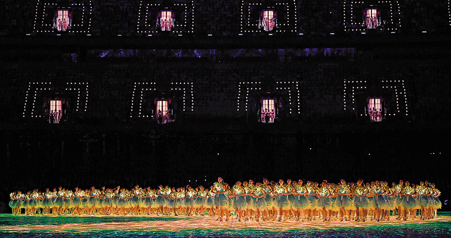 ◆《夢想天堂》的歌聲中，觀眾席中近百扇「幸福之門」同時開啟。 新華社