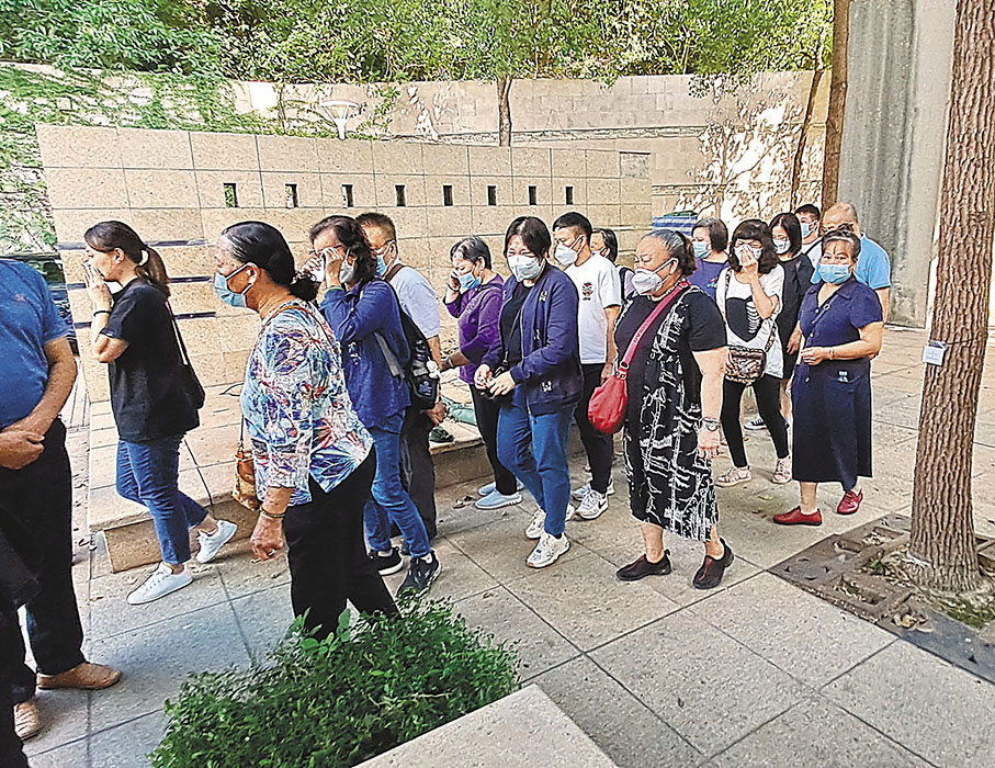 ◆郭伙記的家屬或親友昨日到殮房認屍時，妻子及部分親友難掩哀痛不斷用紙巾拭淚。