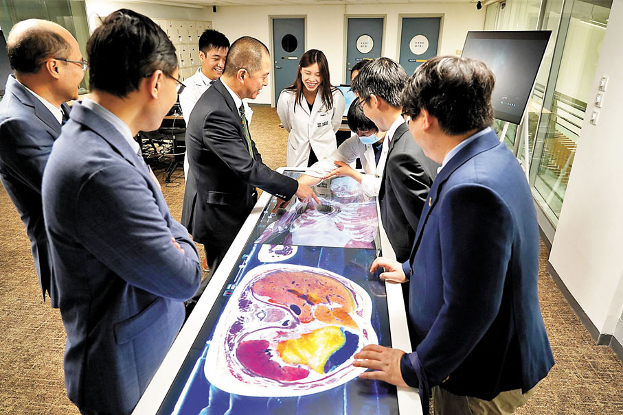 ◆港大醫學院的虛擬解剖桌為頂尖的擴增實境（AR）設施，讓學生以創新方式探索和學習人體解剖學。