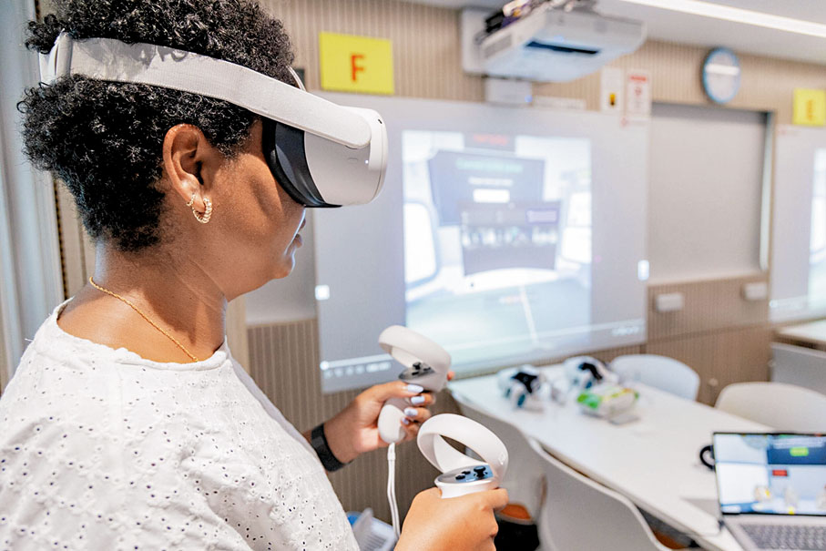 ◆中大醫學院內部培訓教職員使用自家開發的虛擬實境（VR）工具。