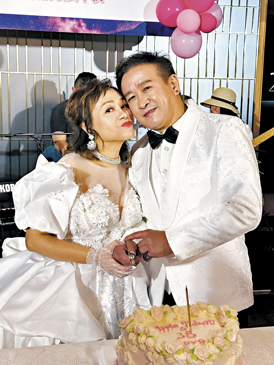◆相戀多年的劉麗萍和麥德羅特別以婚紗和禮服亮相。