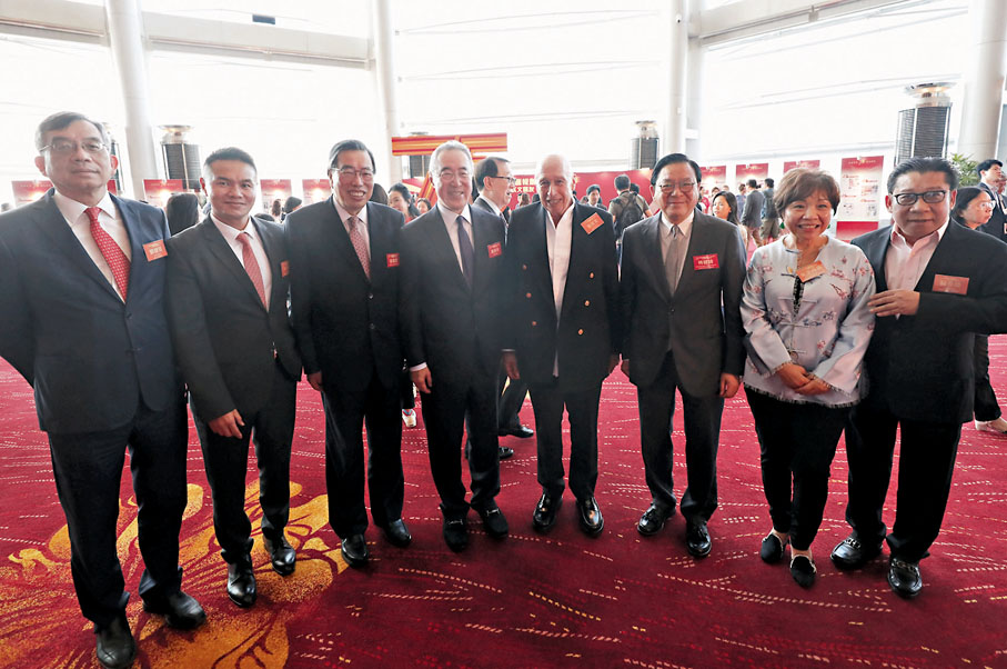 ◆左起：鄧健榮、朱鼎健、梁君彥、唐英年、盛智文、林健鋒、朱李月華、蘇長荣。香港文匯報記者涂穴 攝