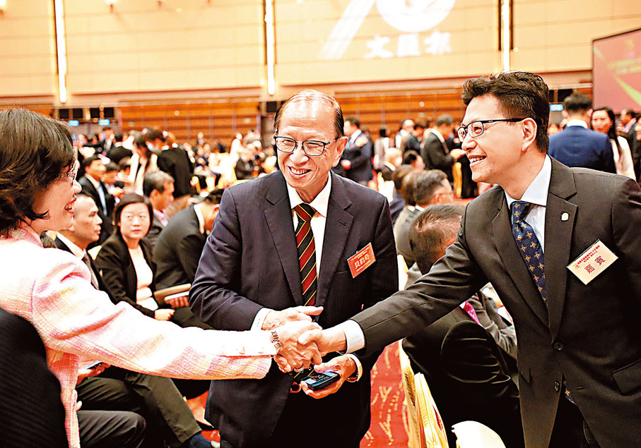 ◆吳秋北與嘉賓握手。香港文匯報 記者涂穴 攝