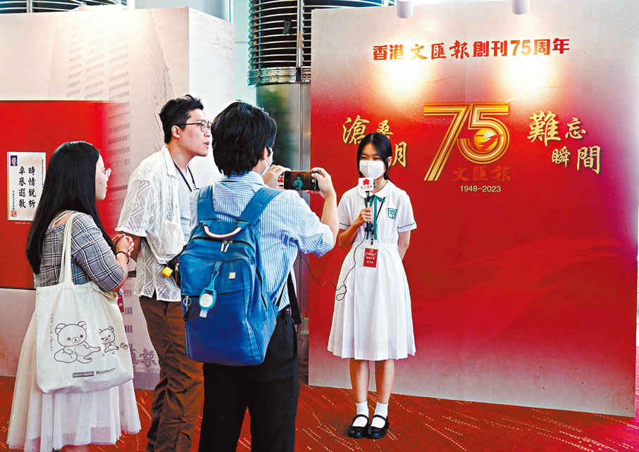 ◆培僑中學學生曾令彧（圖右）接受訪問時，讚揚香港文匯報編採人員筆力深厚，學習到不少寫作技巧，幫助提升其語文水平。香港文匯報記者曾興偉  攝