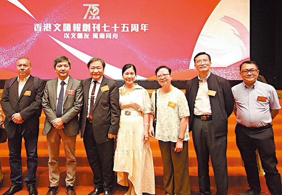 ◆香港文匯報副總編輯林映(左二)與畫家鍾建新、盧峰畫廊魏勤校長、高麗明、馬志明等合照留念。鄭海龍  攝