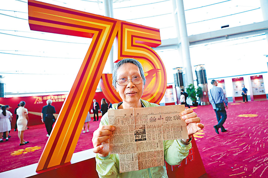 ◆趙素仲展示數十年前在香港文匯報寫稿的剪報。 涂穴  攝