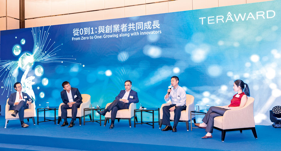 ◆ 煤氣公司首席投資總裁陳英龍（左一）主持圓桌對談，崔屹（左二）、盧怡君（右一）、徐滔（右二），以及蕭錦誠（中）四位嘉賓參與分享。