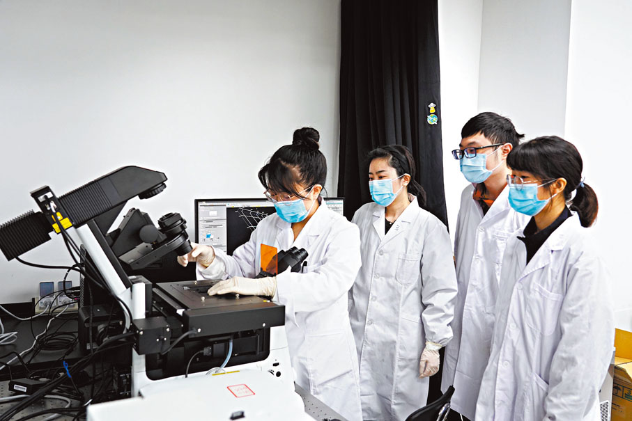 ◆深圳提出加快構建聯通灣區、輻射香港的軌道網絡。圖為河套深圳園區內，香港城市大學福田研究院內的科研人員在做實驗。 資料圖片