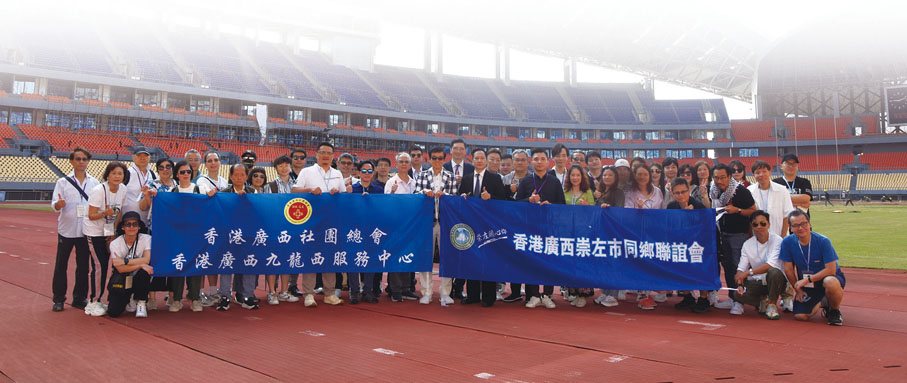 ◆ 團員考察演唱會場地祟左市體育中心（鳥巢）。