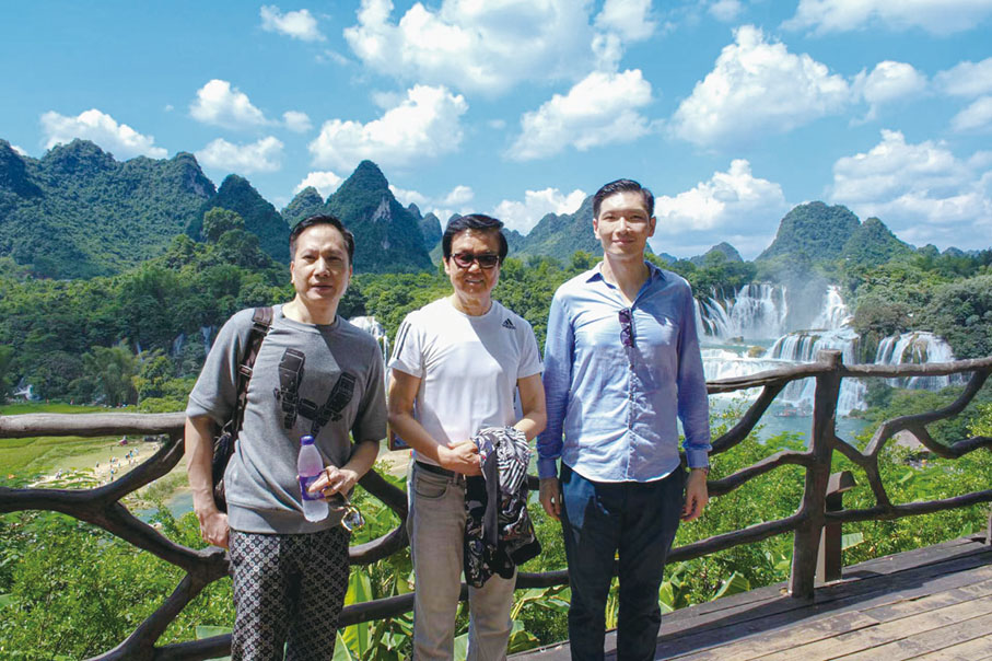 ◆ 左起：蔡朝旭、黃百鳴、向展禧在德天大瀑布景區合照。