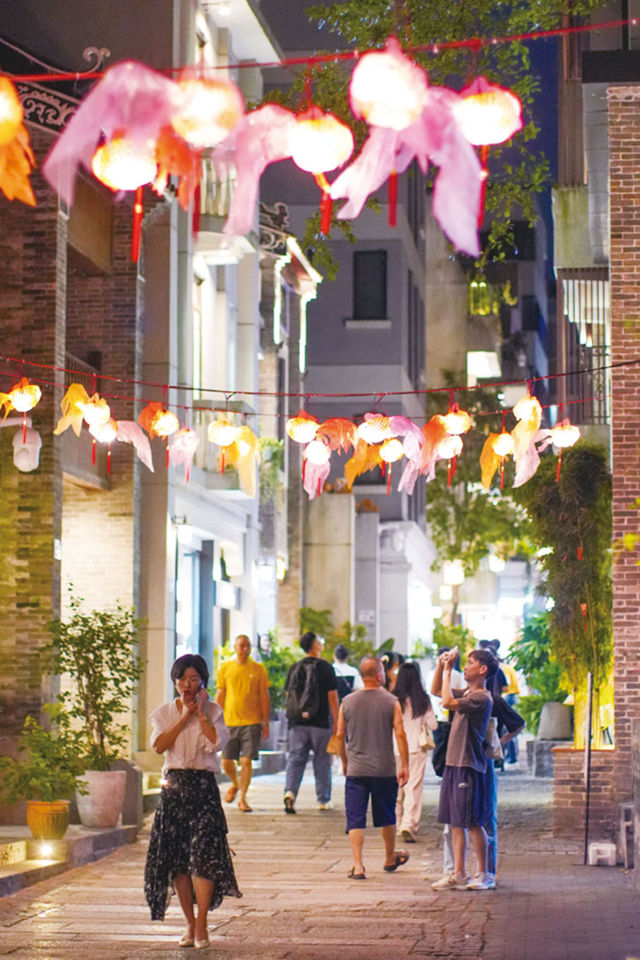 ◆ 此次假期，南頭古城點綴以東陽竹絲行燈與潮汕竹編油紙燈籠，「非遺」手藝交錯於街道間。