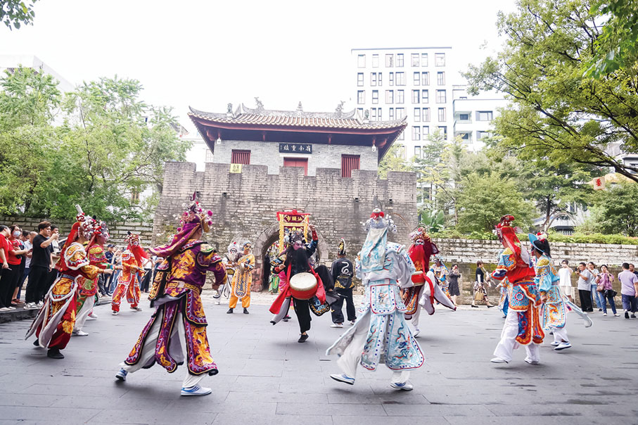 ◆ 來自汕頭市濠江區英歌舞的表演，為南頭古城增加了火熱的節日氛圍。