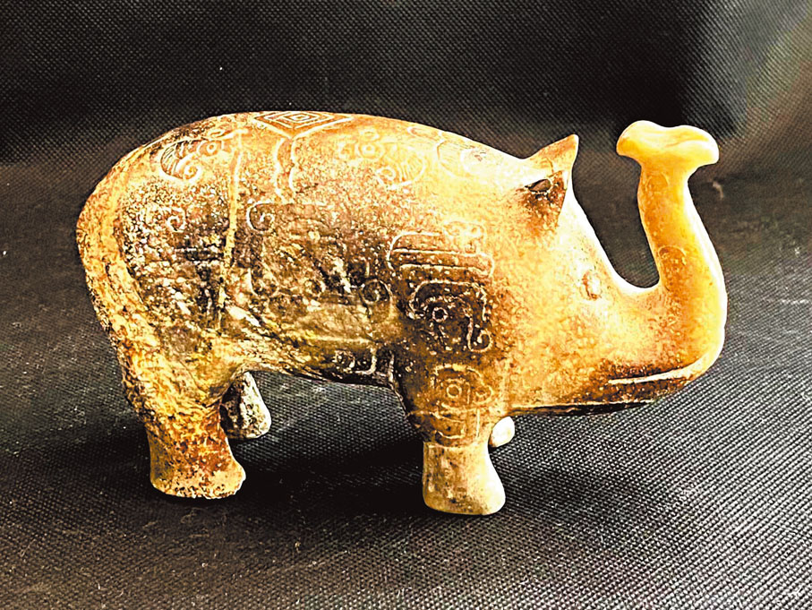 ◆圖五、圖六：作者的玉（石）圓雕象藏品。