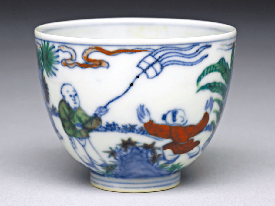 ◆明成化鬥彩嬰戲圖杯（圖片來源：台北故宮博物院）