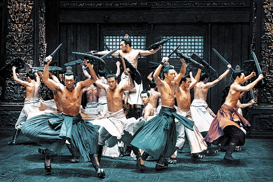 ◆于適與陳牧馳等十數位小鮮肉爆肌表演質子戰舞。