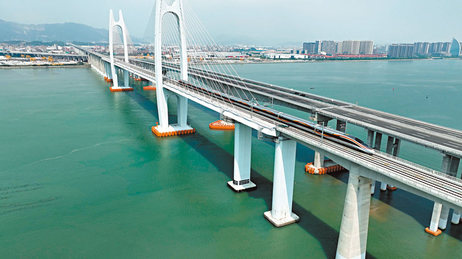 ◆內地首條時速350公里的跨海高鐵——福州至廈門至漳州高鐵（簡稱「福廈高鐵」）今開通運營。圖為9月11日福廈高鐵試運營時復興號智能動車組駛過福廈高鐵安海灣跨海大橋。 馬海東  攝
