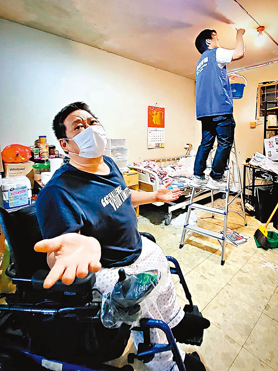 ◆關愛隊員為傷殘人士鄭先生修補家中剝落的天花批盪。 香港文匯報記者黃書蘭  攝