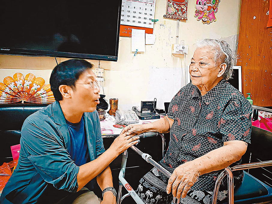 ◆屯門友愛南關愛隊隊長曾憲康（左）探望孤寡老人黃婆婆。 受訪者供圖