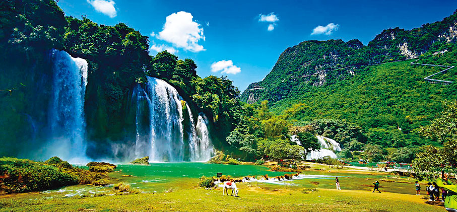 ◆近距離觀看越南板約瀑布，飛流直下，水霧拂面。 香港文匯報記者蘇徵兵  攝