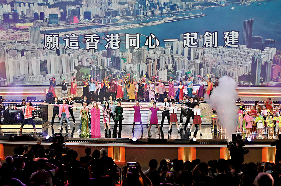 ◆ 歌手去年演繹香港回歸祖國25周年的主題曲《前》。資料圖片