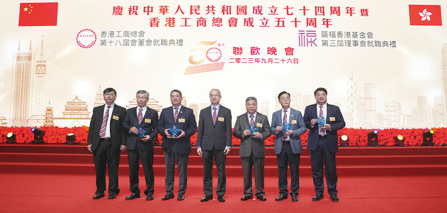 ◆ 中央政府駐港聯絡辦公室新界工作部部長李薊貽向活動贊助人頒發紀念獎牌。