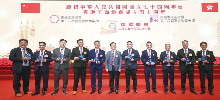 ◆ 主席江達可向10個分會主席頒發感謝獎牌。