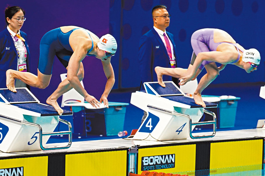 ◆何詩蓓（左）與張雨霏幾乎同步起跳出發。香港文匯報記者麥鈞傑  攝