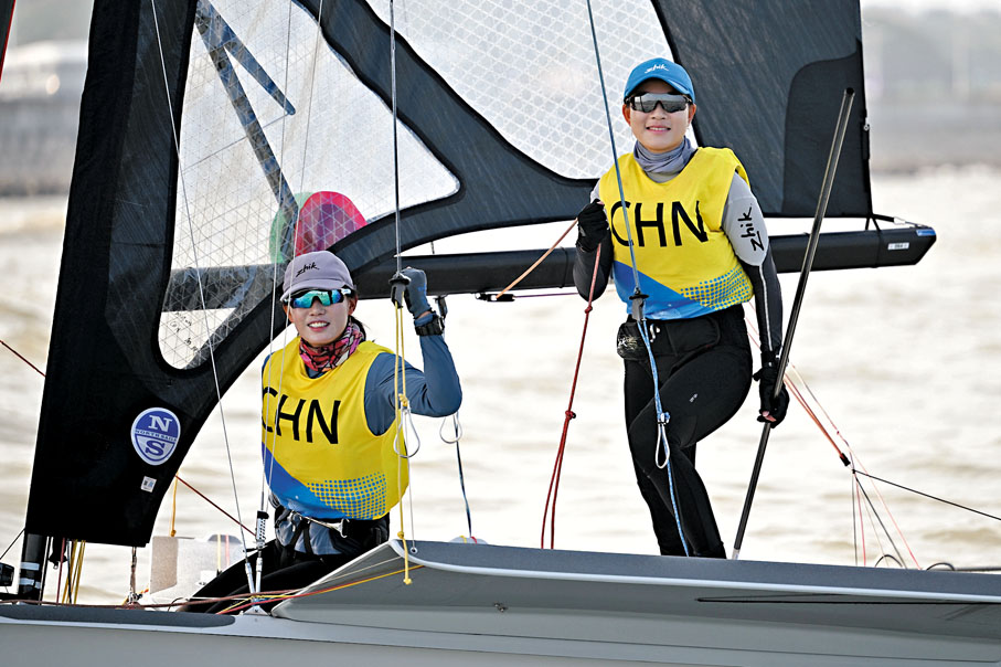 ◆胡曉宇（右）和單夢緣在奪金過程中也並非一帆風順。  新華社