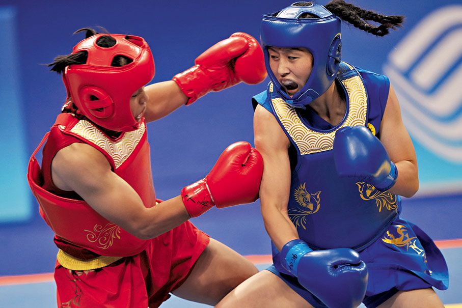 ◆吳曉微（右）在比賽中。 新華社