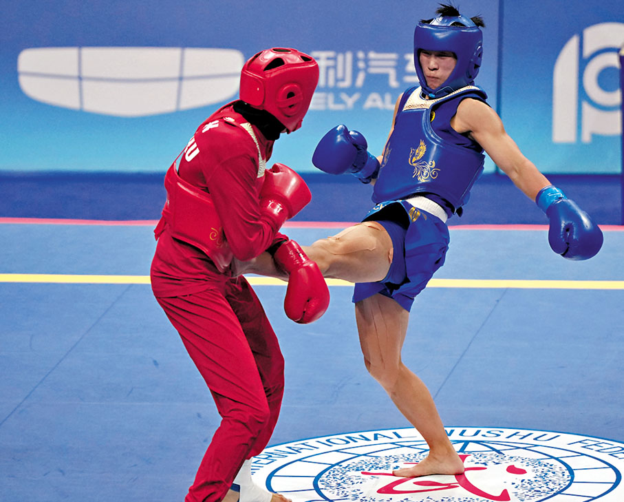 ◆李玥瑤（右）在比賽中。 新華社