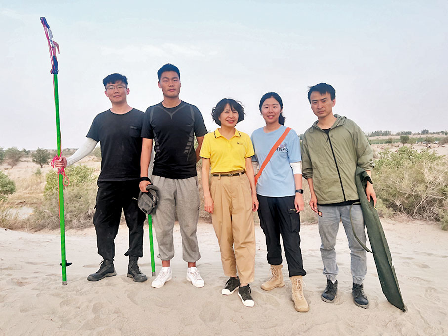 ◆ 2022年8月，李志軍（中間）帶學生在南疆阿拉爾市胡楊林調查。