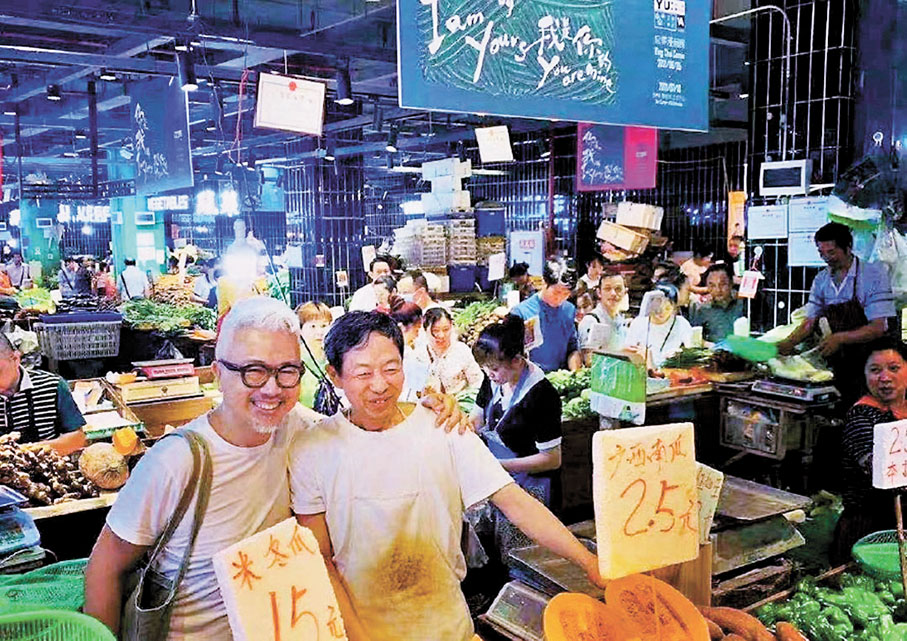 ◆ 香港石創作人歐陽應霽（左一）的漫畫展在菜市場展出，圖為他與菜販合影。