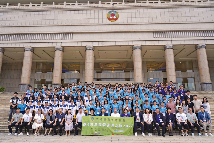 ◆ 香港廣西社團總會會長文頴怡（ 前排右八）擔任榮譽團長。