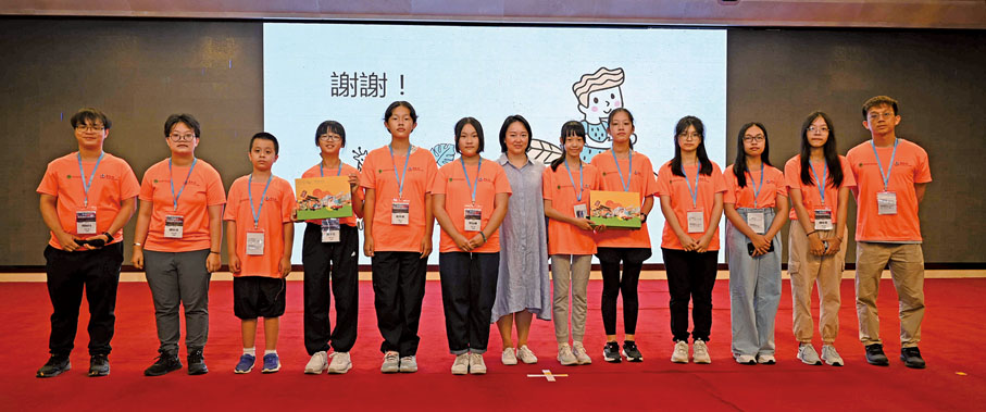 ◆ 參與交流團的香港中學生在台上分享此行點滴和感悟。