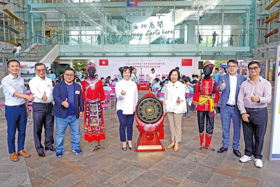 ◆ 香港民政及青年事務局局長麥美娟（右三）出席「廣西柳州深度文化藝術交流之旅」總結分享會暨展覽活動。