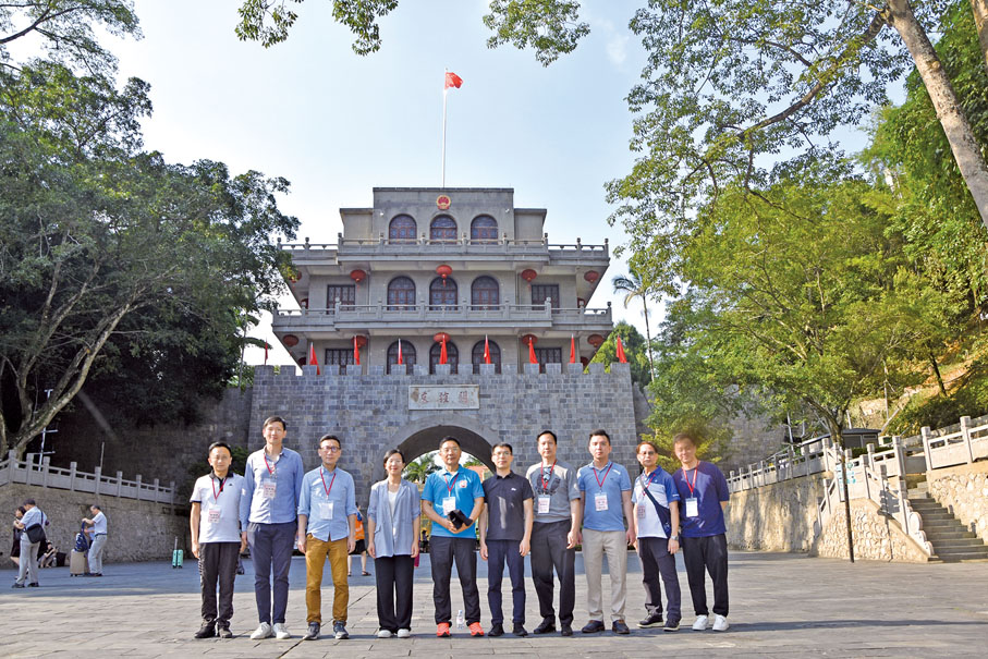 ◆ 團員在友誼關留影