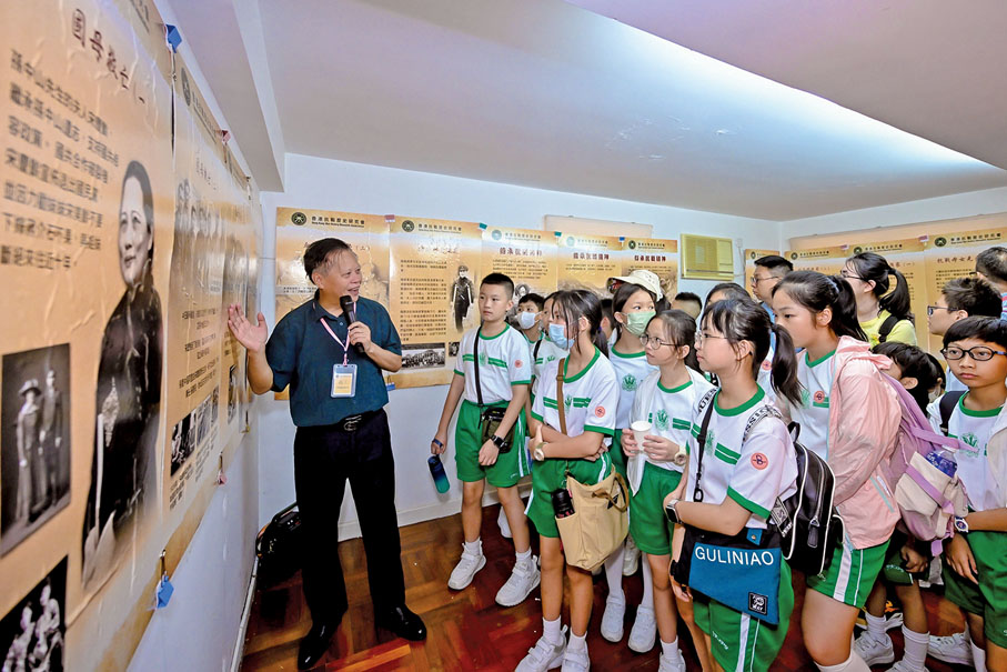 ◆ 學生們專心聆聽烏蛟騰抗戰歷史。