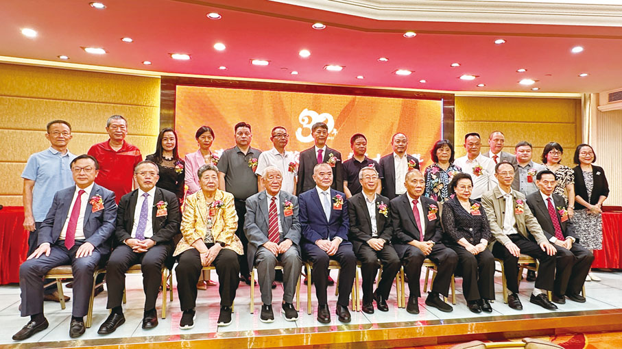 ◆ 賓主於典禮上合影留念，場面熱鬧。