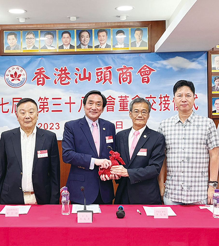 ◆ 李志強(右二)從王文漢(左二)手上接過印信。