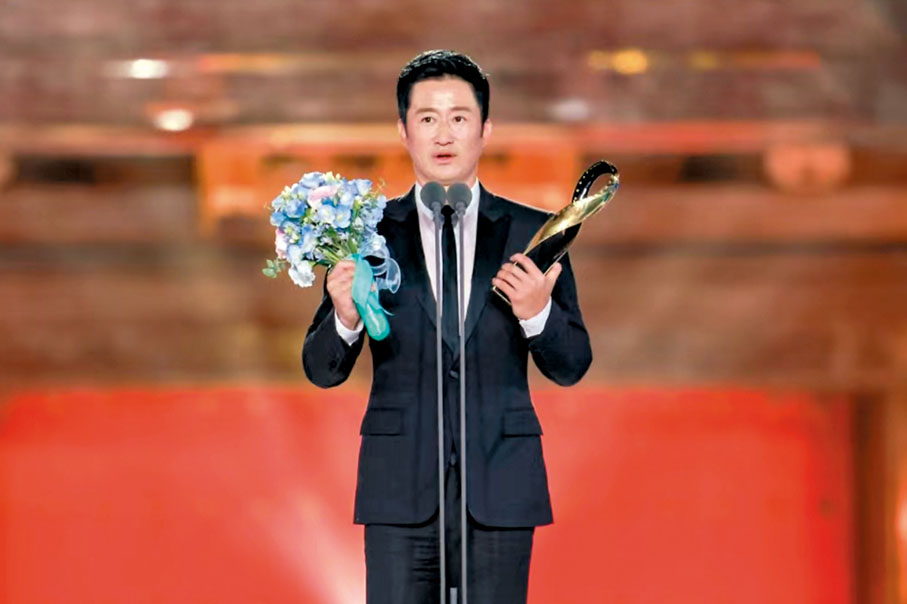 ◆吳京向《流浪地球2》幕後工作者致敬。