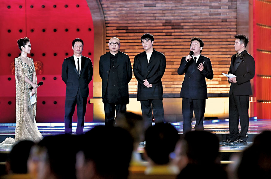 ◆吳京(左二)、徐崢(左三)、黃渤(右二)、陳思誠(右三)參加頒獎晚會電影人交流環節。  中新社