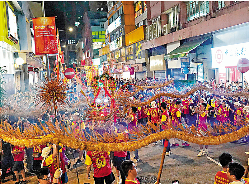 ◆ 火龍所經之處，氣氛熱鬧，市民拍掌歡呼。香港文匯報記者曾興偉  攝