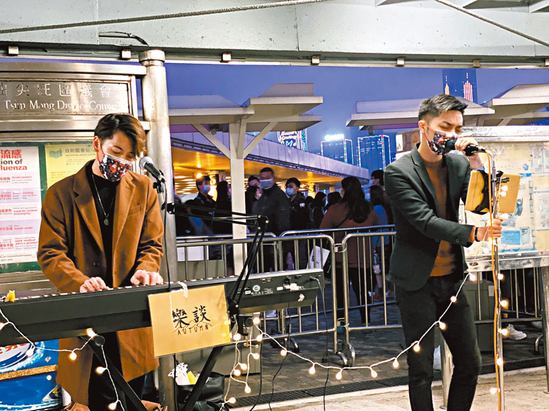 ◆樂談在尖沙咀Busking。 受訪者供圖