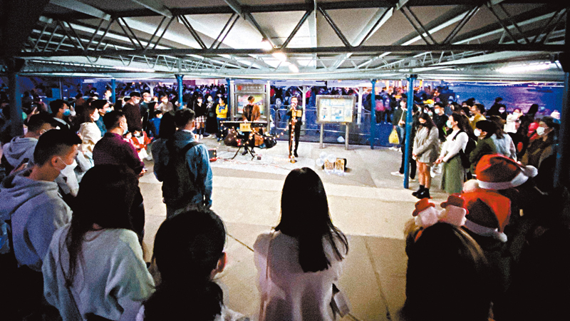 ◆樂談在尖沙咀Busking，有許多人駐足欣賞。 受訪者供圖