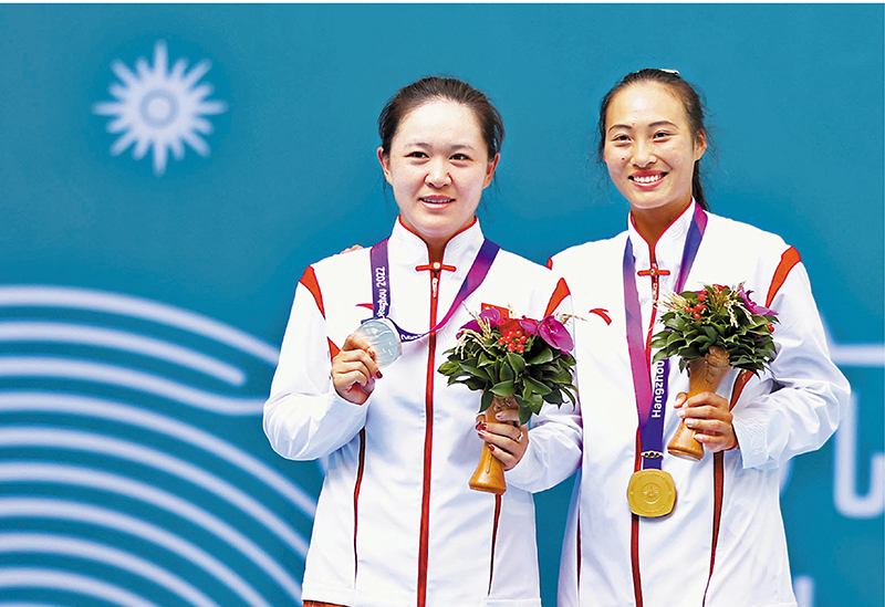 ◆鄭欽文（右）與朱琳在頒獎儀式上合影。 新華社