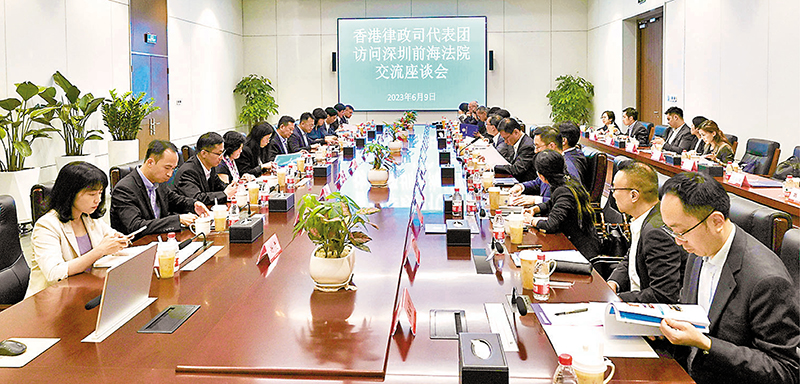 ◆林定國表示，修訂《試點辦法》，為業界提供更多在大灣區的發展空間。圖為林定國早前率領香港法律界拜訪深圳前海合作區人民法院。資料圖片