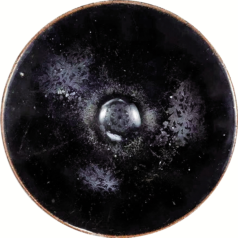 ■北宋 定窰黑釉描金花卉蝴蝶紋碗。