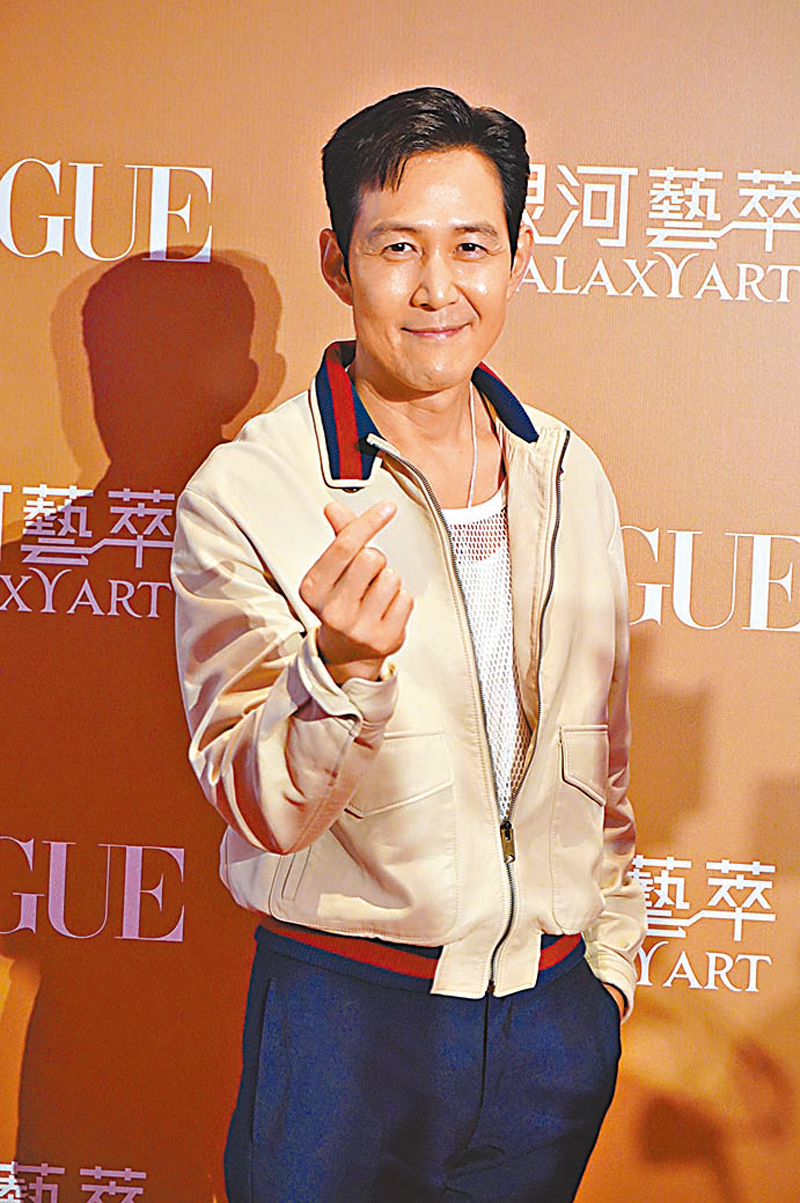 ◆李政宰拍照時大派心心。