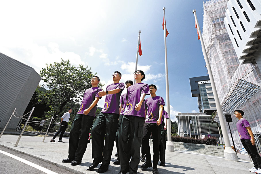 ◆香港中文大學國旗護衛隊隊員在烈日下進行升旗綵排訓練。