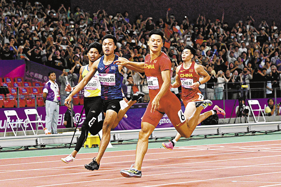 ◆謝震業（右前）衝過終點。 法新社